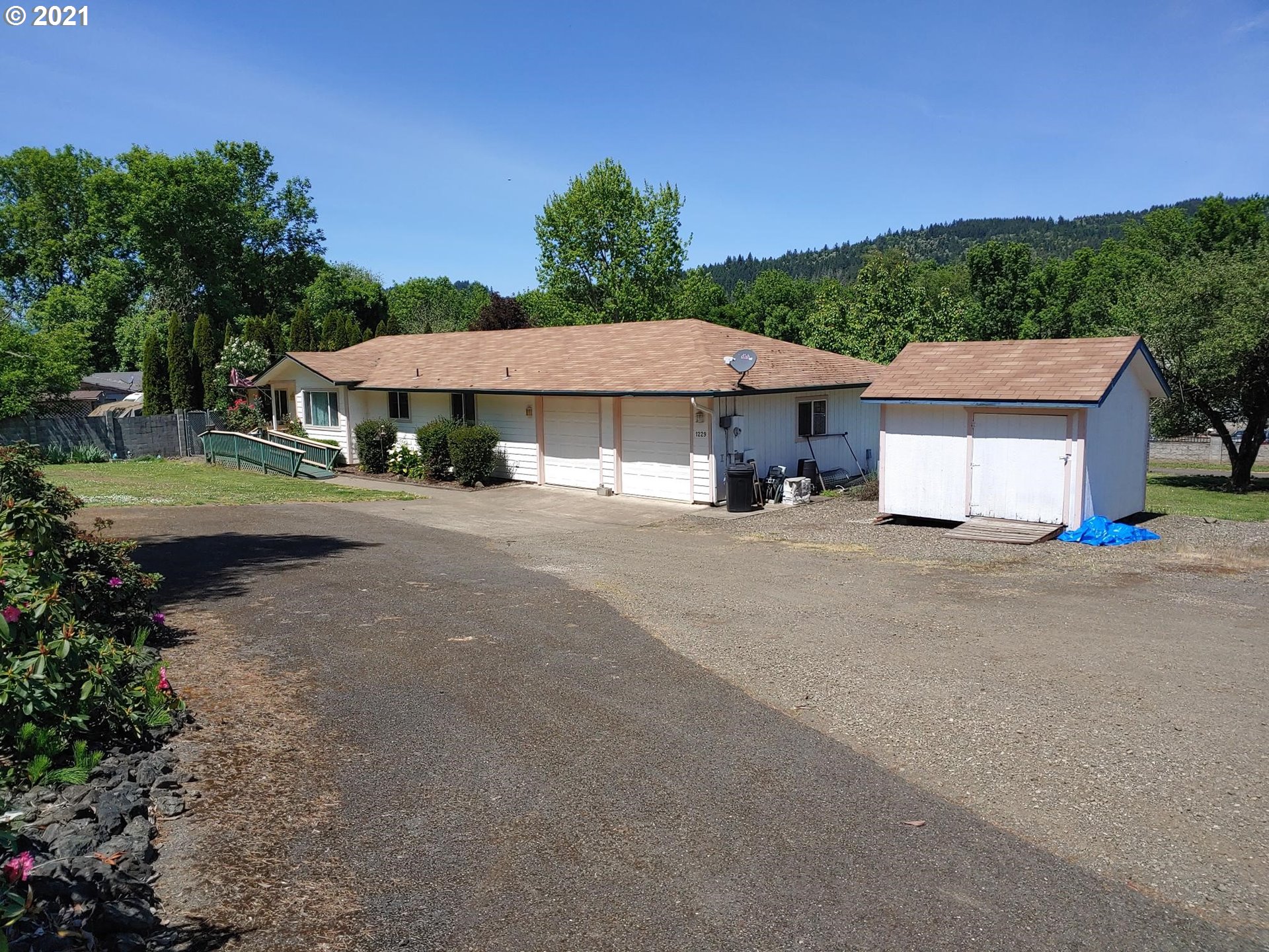 1229 South Side Road Sutherlin, OR 97479 - Photo 2 of 21
