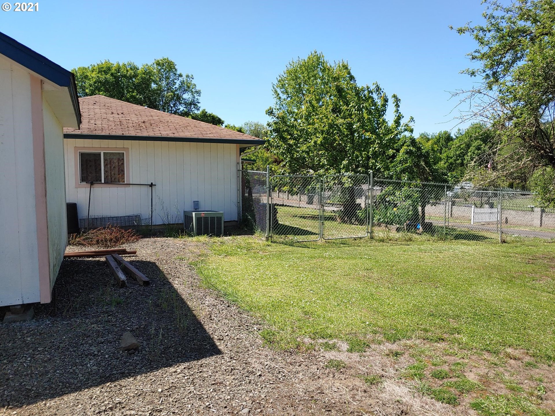 1229 South Side Road Sutherlin, OR 97479 - Photo 3 of 21