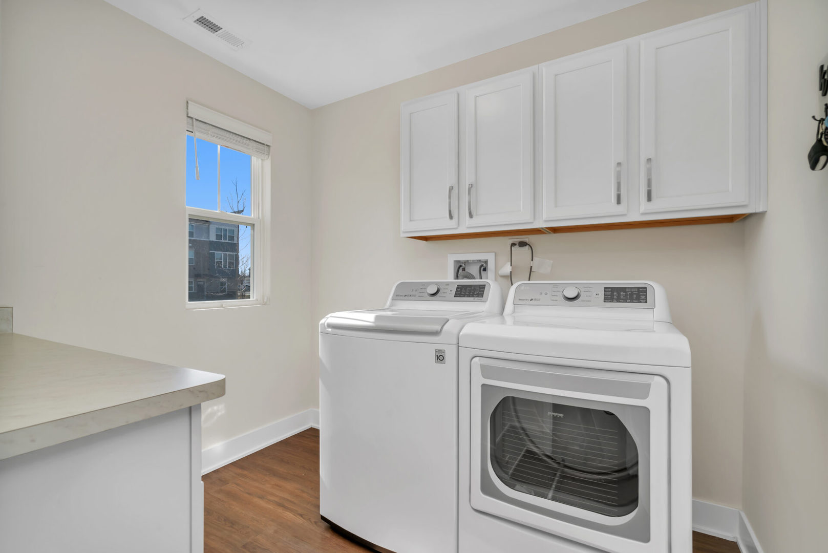 4133 Calder Lane Aurora, IL 60504 - Photo 5 of 31 a utility room with dryer and washer