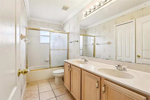 an empty room with fan and a ceiling fan