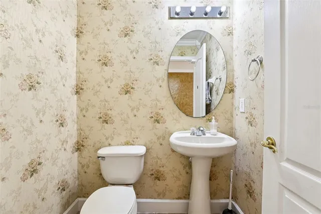 a view of a house with backyard and trees