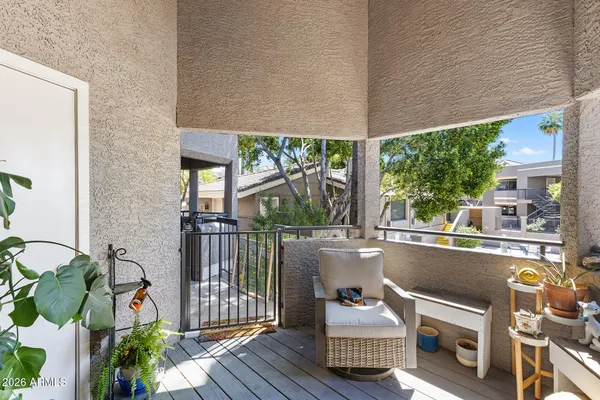 a view of entryway with a front door