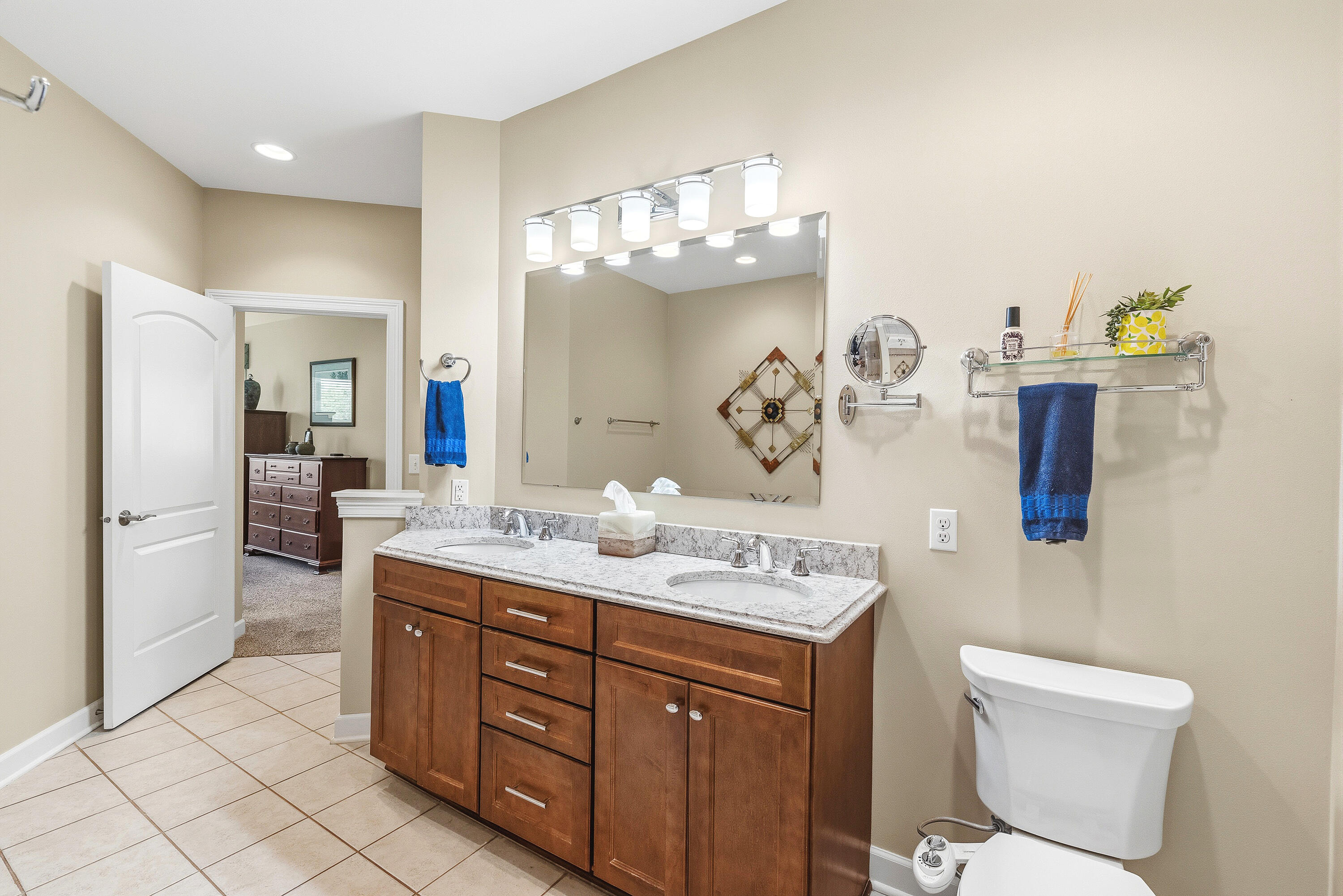 N73-w13623 Claas Road, Unit R4 Menomonee Falls, WI 53051 - Photo 21 of 42 Hall Bath