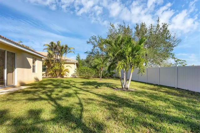 a view of back yard of the house