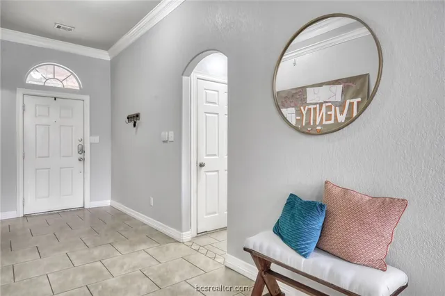 a view of livingroom with furniture