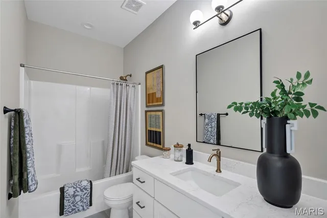 $997,947 | 9404 Gates Manor Court, Sunset Hills, MO 63126