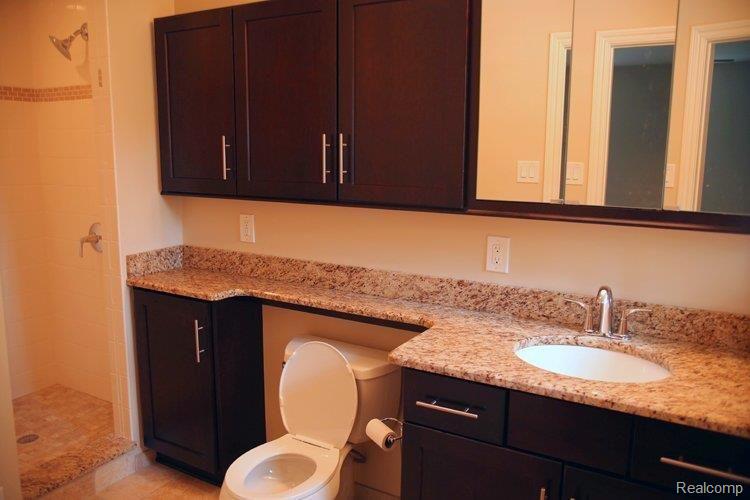28556 Quail Hollow Road Farmington, MI 48331 - Photo 9 of 10 28556_Masterbath.jpg