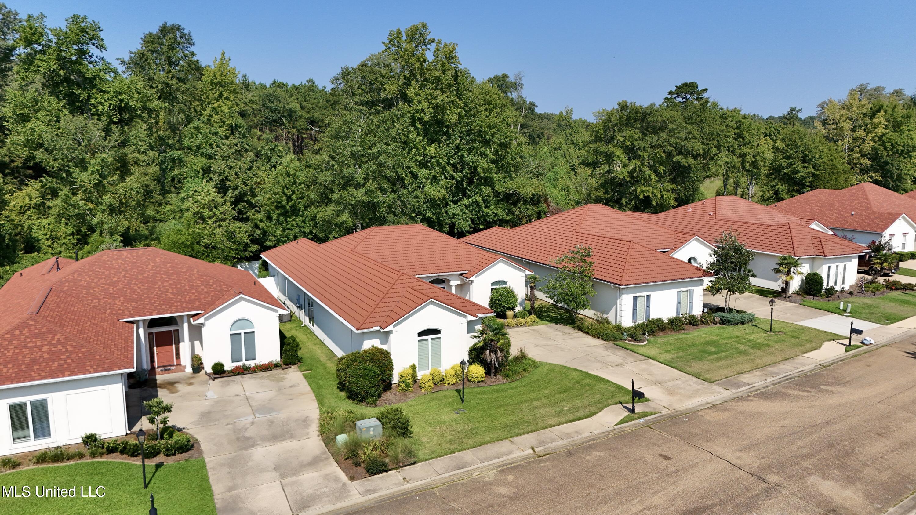 114 Afton Way Clinton, MS 39056 - Photo 6 of 41 dji_fly_20250818_102240_0226_17555305392