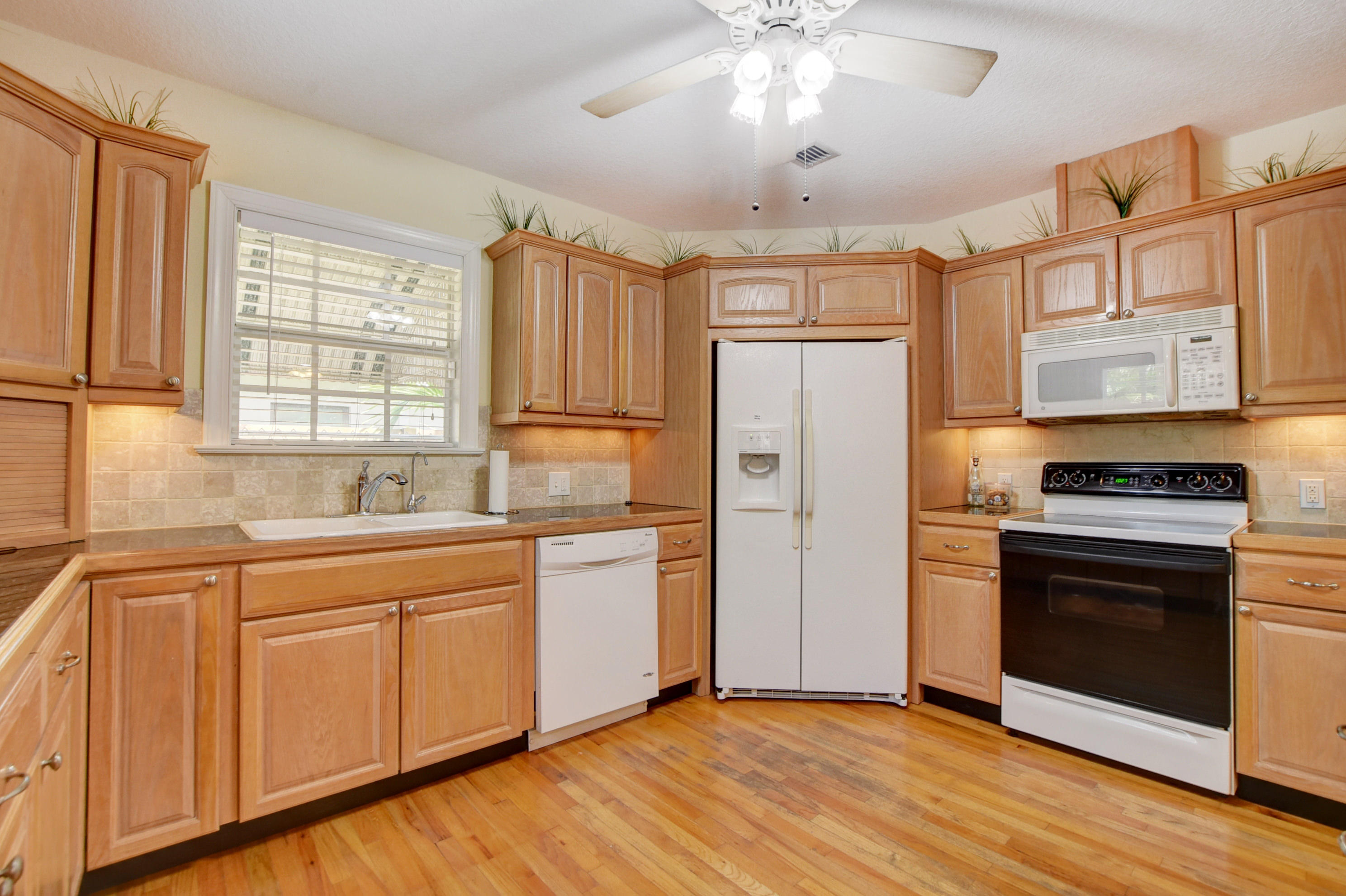324 Edmor Road West Palm Beach, FL 33405 - Photo 11 of 26 Well Appointed and Lots of Storage