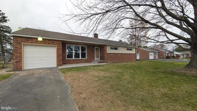 a view of a house with a backyard