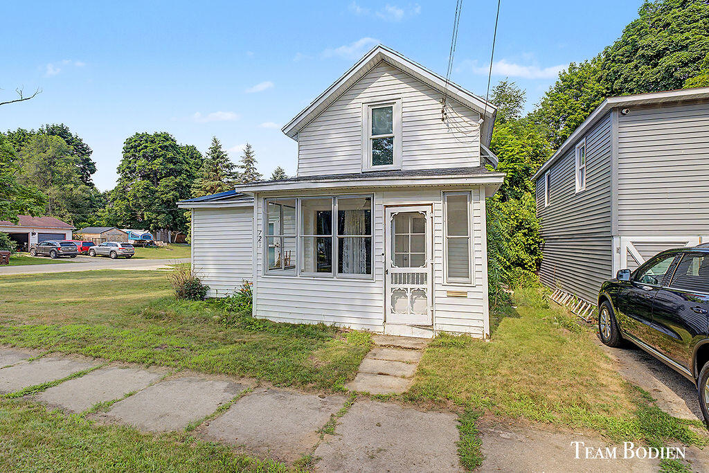721 Pearl Street Belding, MI 48809 - Photo 2 of 16 2F9A8377