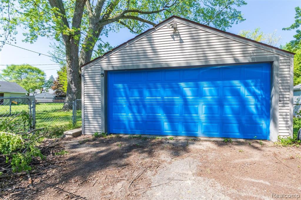 106 South Roslyn Road Waterford, MI 48328 - Photo 9 of 11