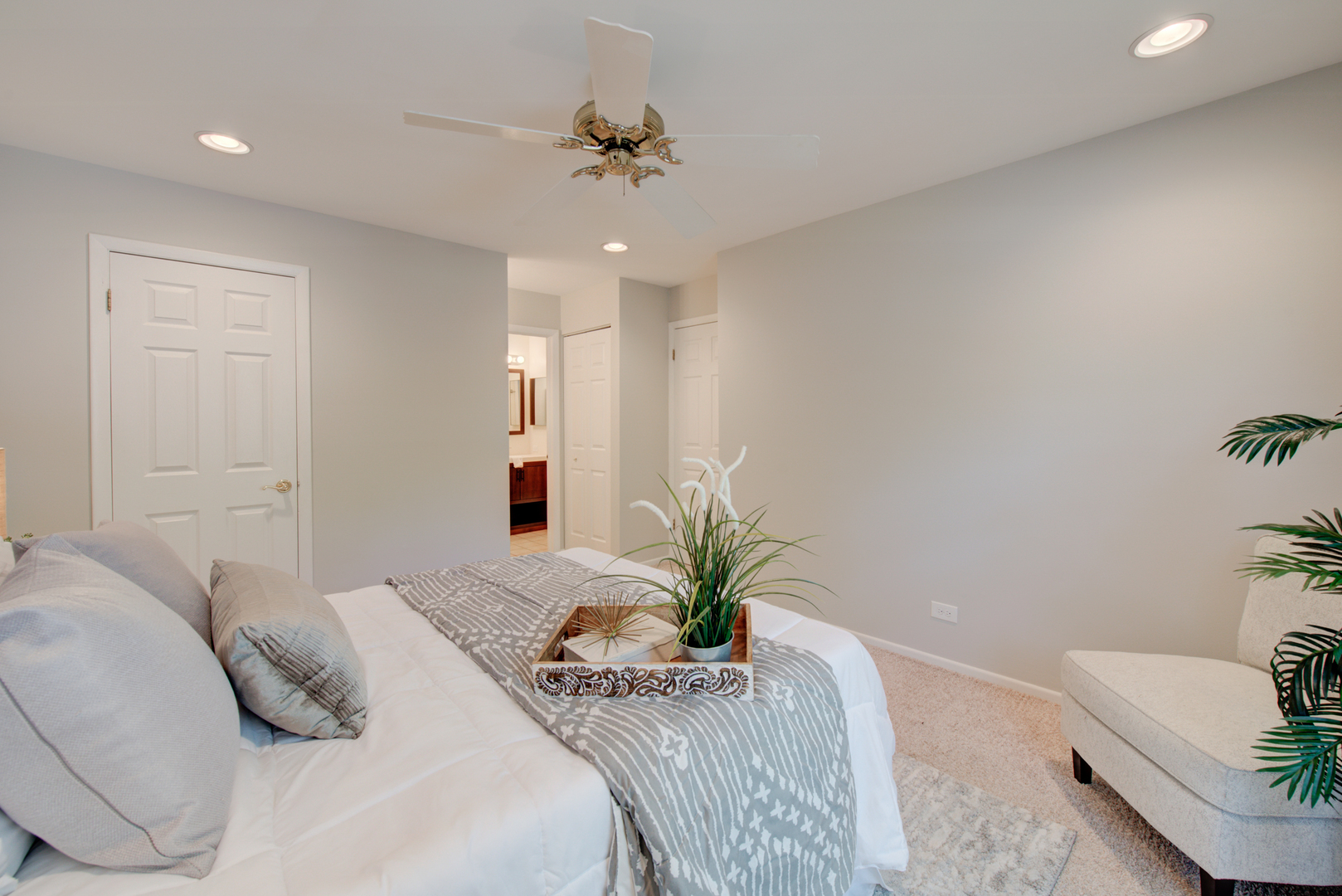 2710 Northampton Drive, Unit C2 Rolling Meadows, IL 60008 - Photo 11 of 19 a bedroom with a bed and a potted plant