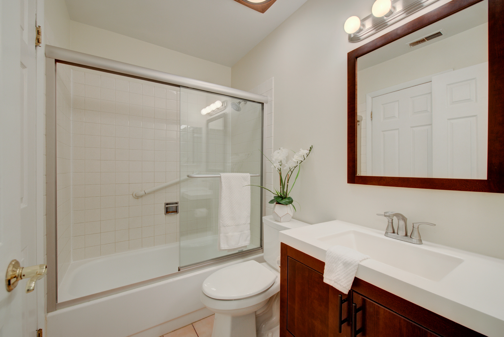 2710 Northampton Drive, Unit C2 Rolling Meadows, IL 60008 - Photo 13 of 19 a bathroom with a sink a toilet and shower