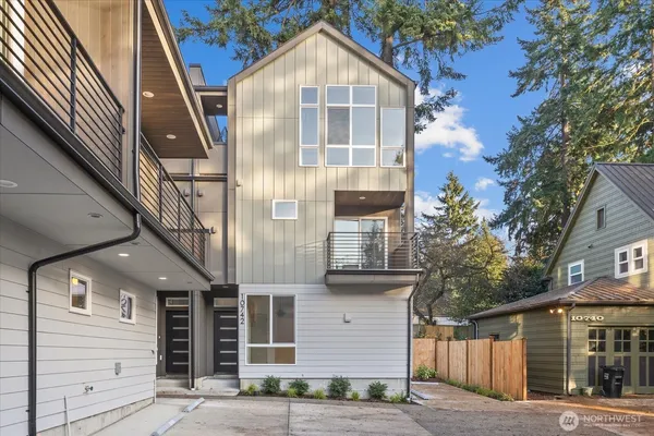 $574,950 | 10742 Interlake Avenue North, Seattle, WA 98133