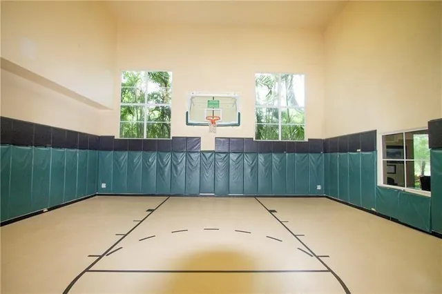 a view of entryway with a garden