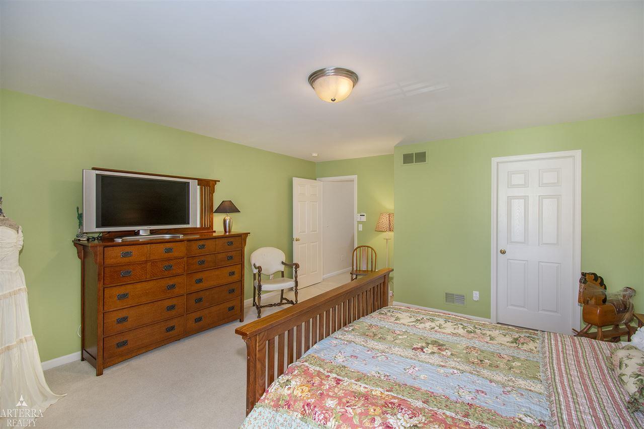694 West Bluff Court Rochester, MI 48307 - Photo 20 of 35 50021372-19.JPG
