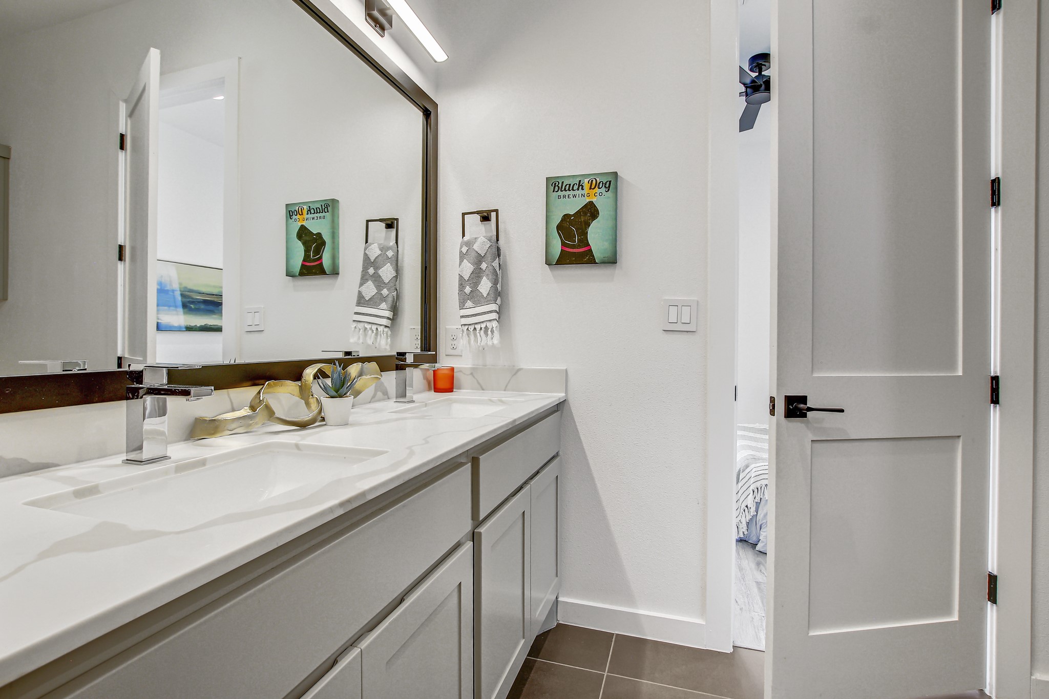 2804 South 1st Street, Unit 1108 Austin, TX 78704 - Photo 21 of 40 a bathroom with a sink and a mirror