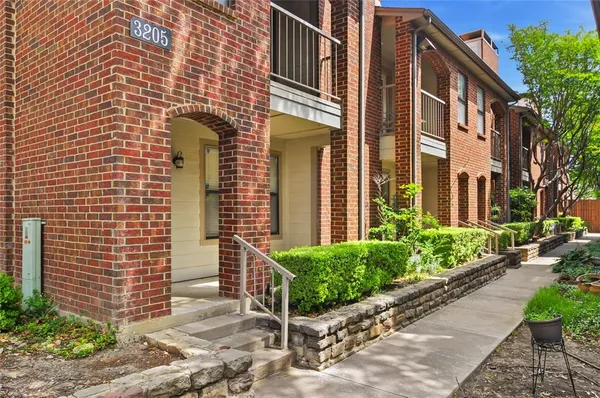 $1,850 | 3205 Donnelly Circle, Unit 205, Fort Worth, TX 76107