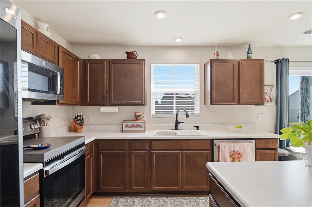 117 Alice Court Easley, SC 29642 - Photo 8 of 26 A well-equipped kitchen featuring abundant cabinet space and modern stainless steel appliances.