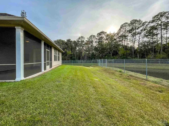 a view of a backyard