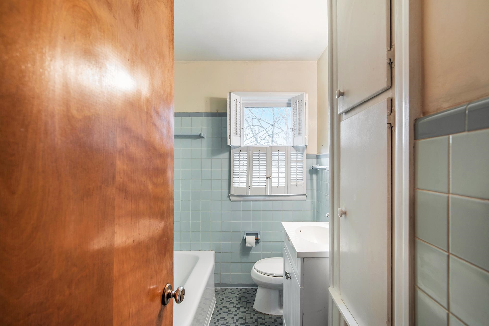 4436 Reid Road Swartz Creek, MI 48473 - Photo 15 of 30 Full Bathroom with Built-In Linen Closet