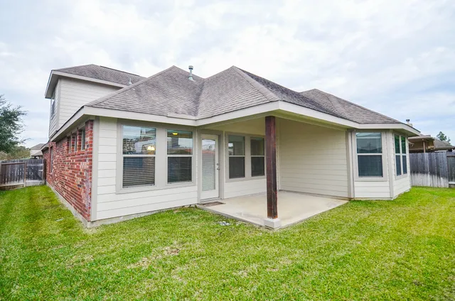 a house that is sitting in the grass