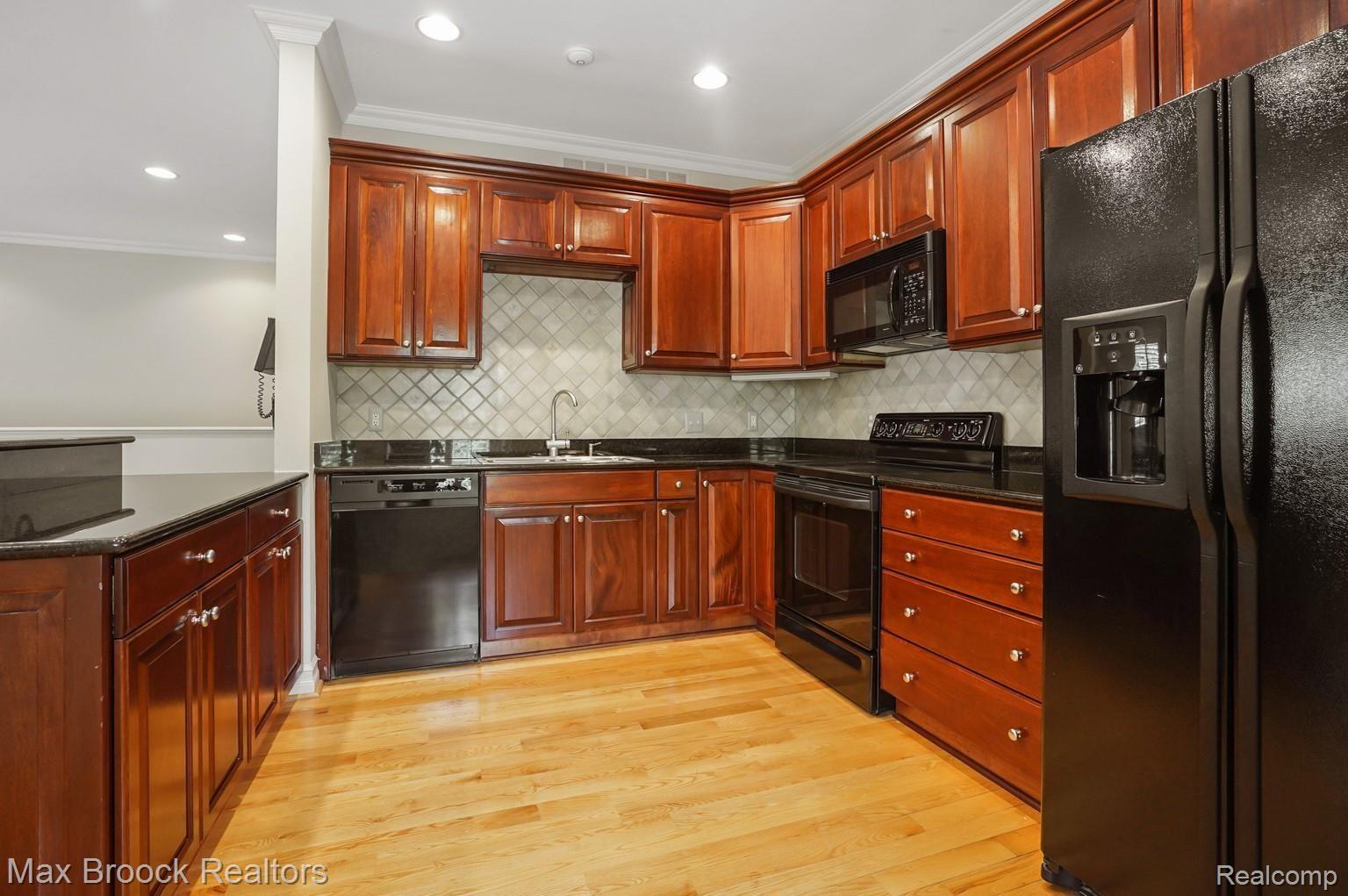 1979 Arthurs Way Rochester, MI 48306 - Photo 32 of 63 dsc02831-dsc02833.jpg