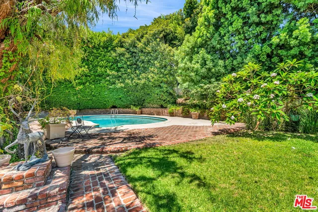 a view of a backyard