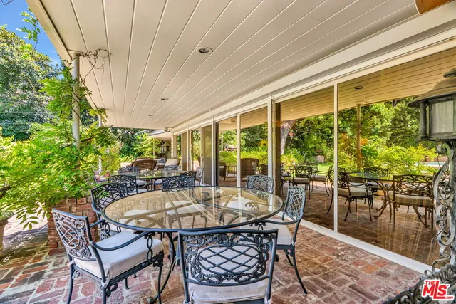 a table and chairs in front of a building