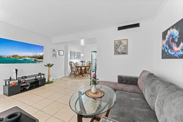 $195,000 | 803 West Oakland Park Boulevard, Unit A7, Oakland Park, FL 33309