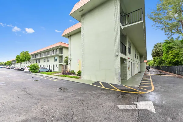 $195,000 | 803 West Oakland Park Boulevard, Unit A7, Oakland Park, FL 33309