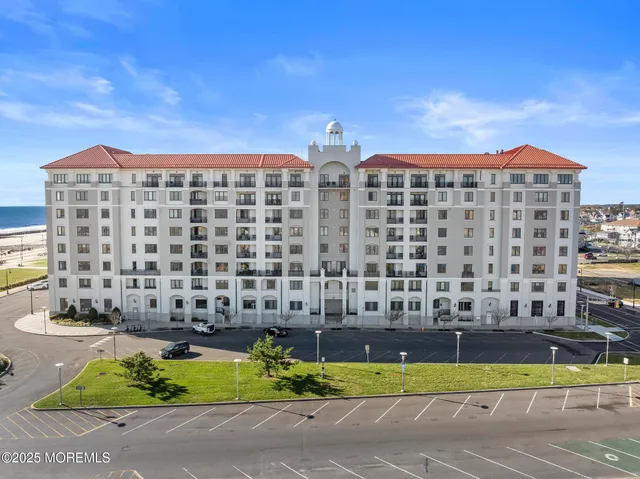 a view of building with lot of windows