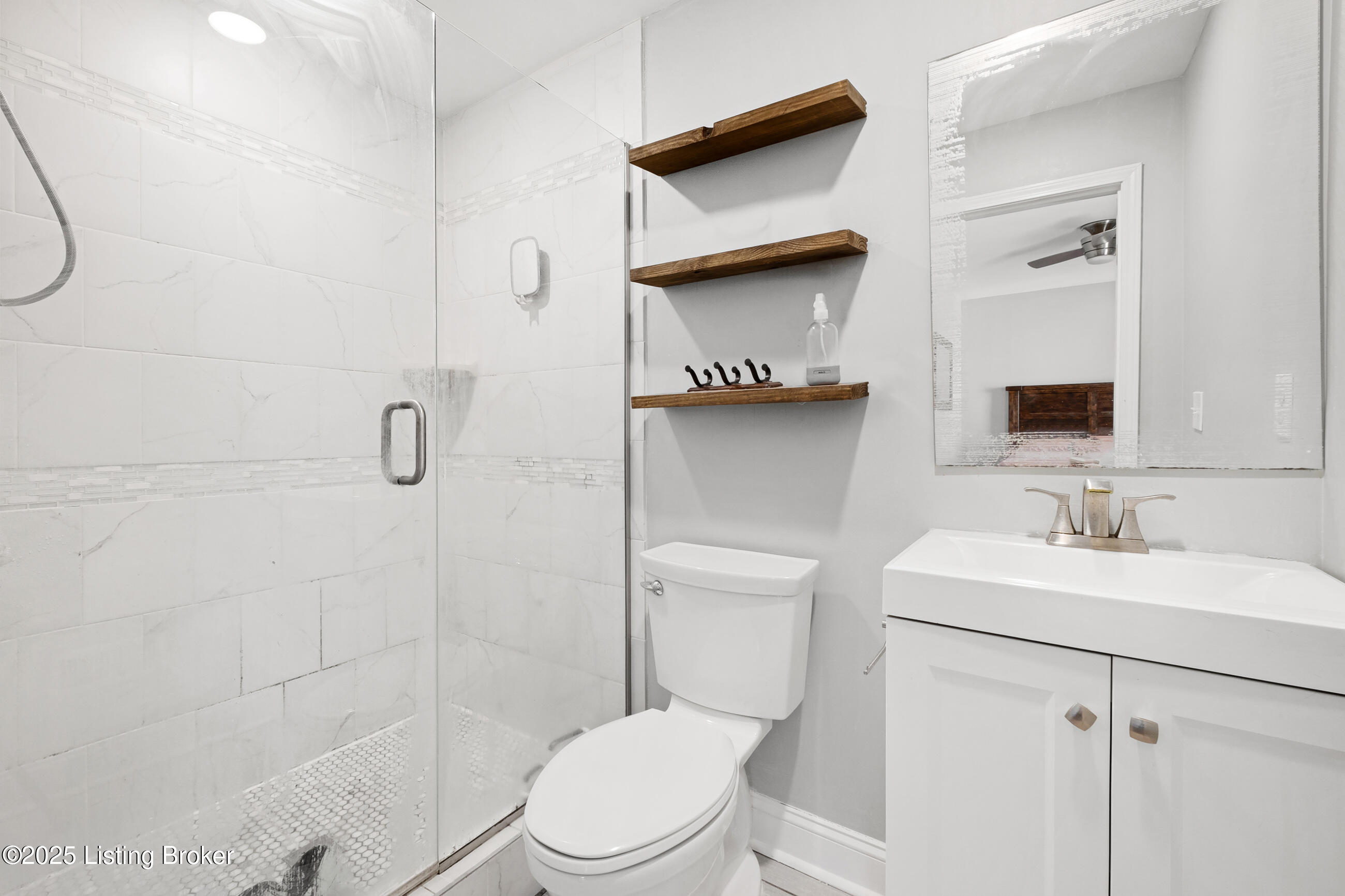3063 University Road Louisville, KY 40206 - Photo 27 of 39 En-suite in primary bedroom