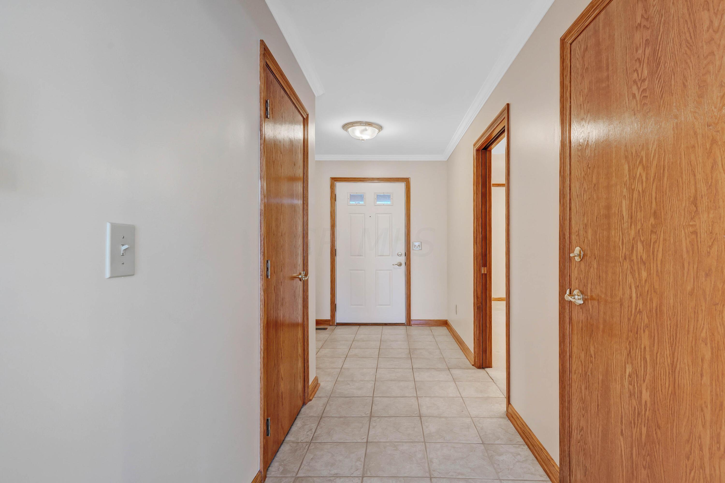 5723 Newgate Road Dublin, OH 43017 - Photo 5 of 39 Entry