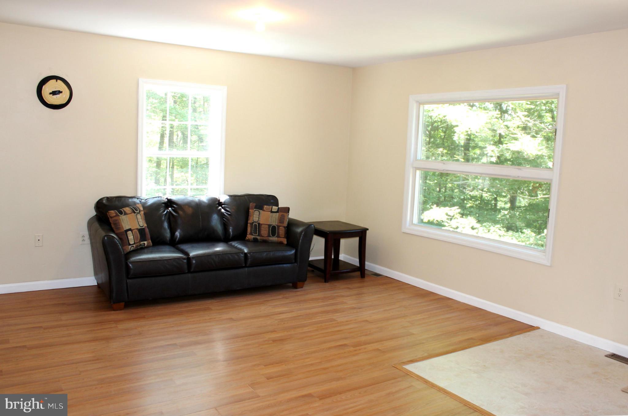 Living Room / Main Entrance