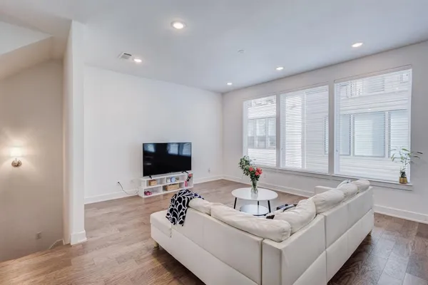 $3,250 | 114 Chester Court, Dallas, TX 75203