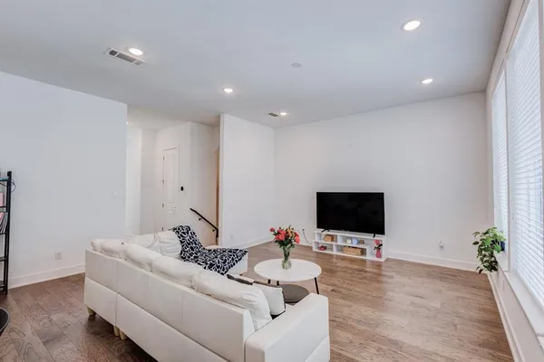$3,250 | 114 Chester Court, Dallas, TX 75203
