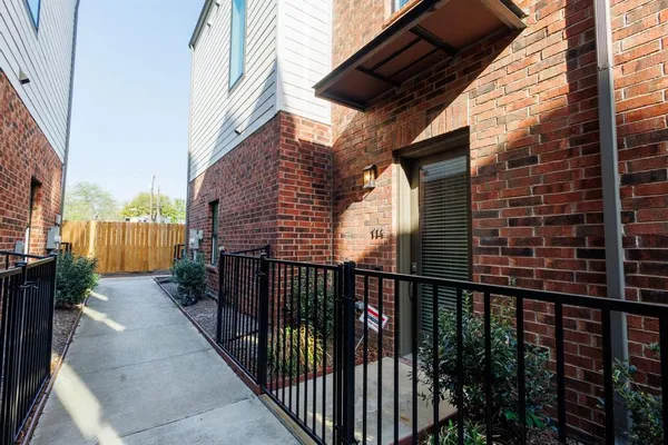 $3,250 | 114 Chester Court, Dallas, TX 75203