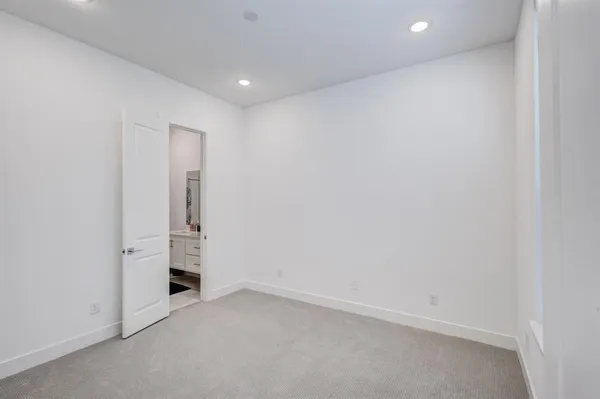 $3,250 | 114 Chester Court, Dallas, TX 75203