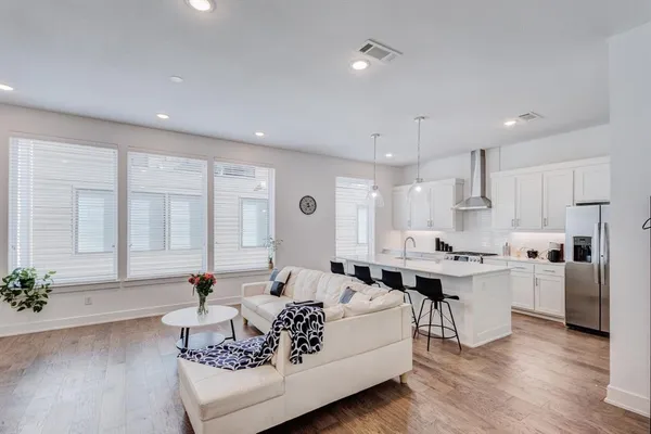 $3,250 | 114 Chester Court, Dallas, TX 75203