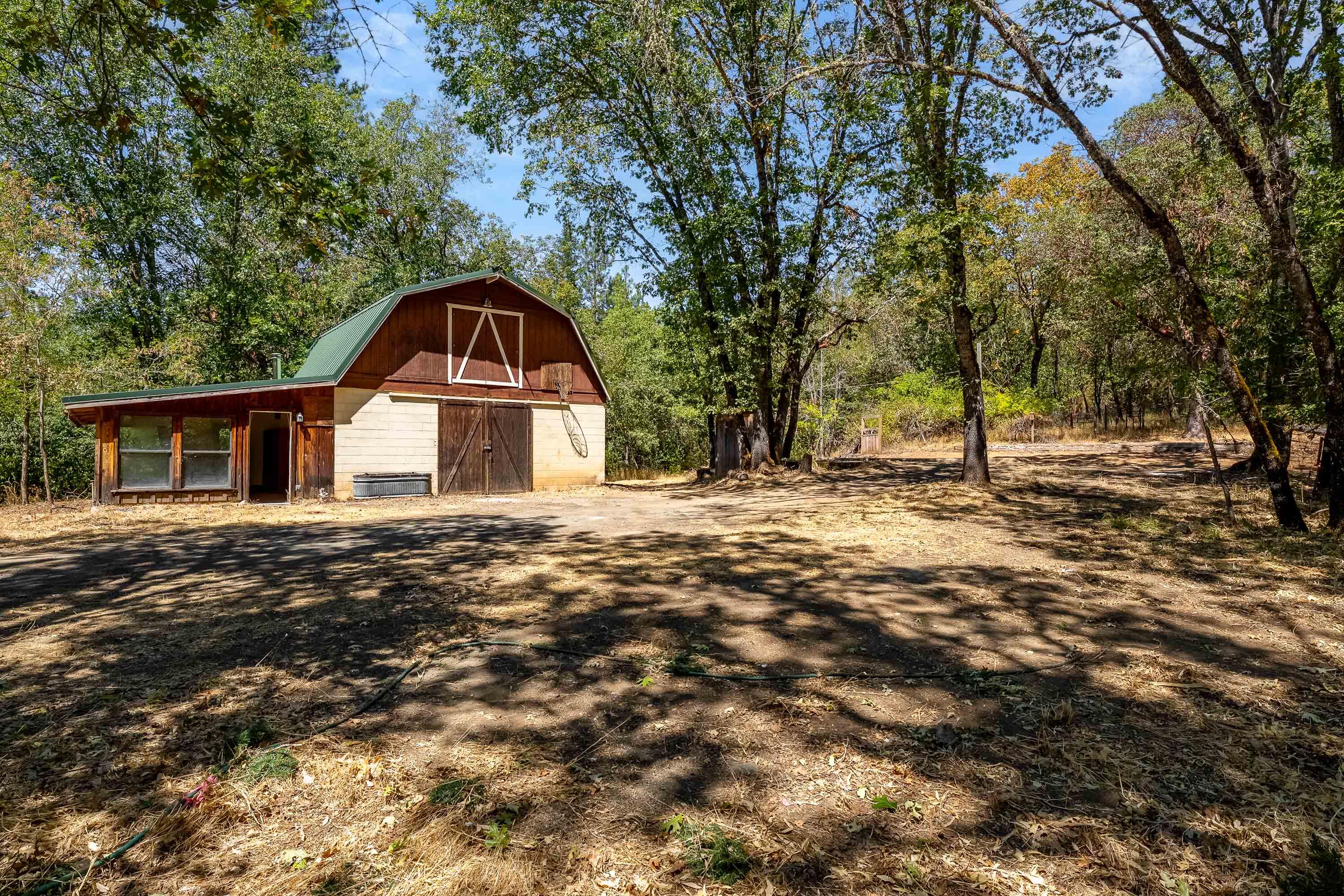 395 Stewart Road Grants Pass, OR 97526 - Photo 5 of 18 EXT (3 of 14)