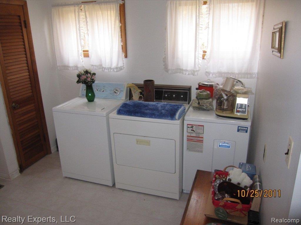 25100 Karr Road Belleville, MI 48111 - Photo 9 of 11 Laundry