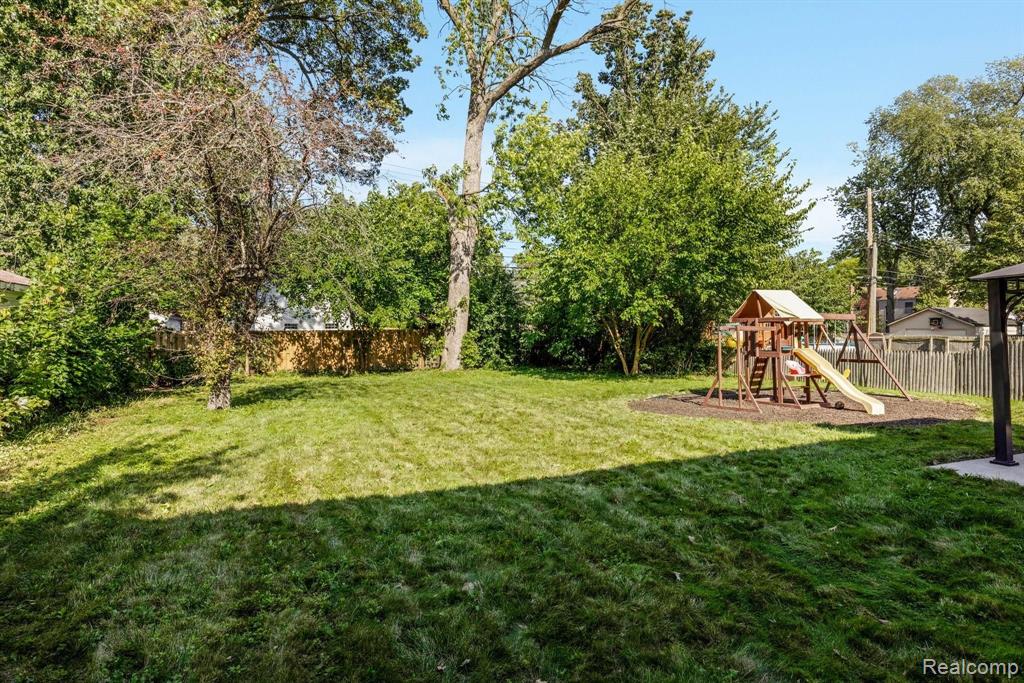 1822 Prestwick Road Grosse Pointe Woods, MI 48236 - Photo 30 of 35
