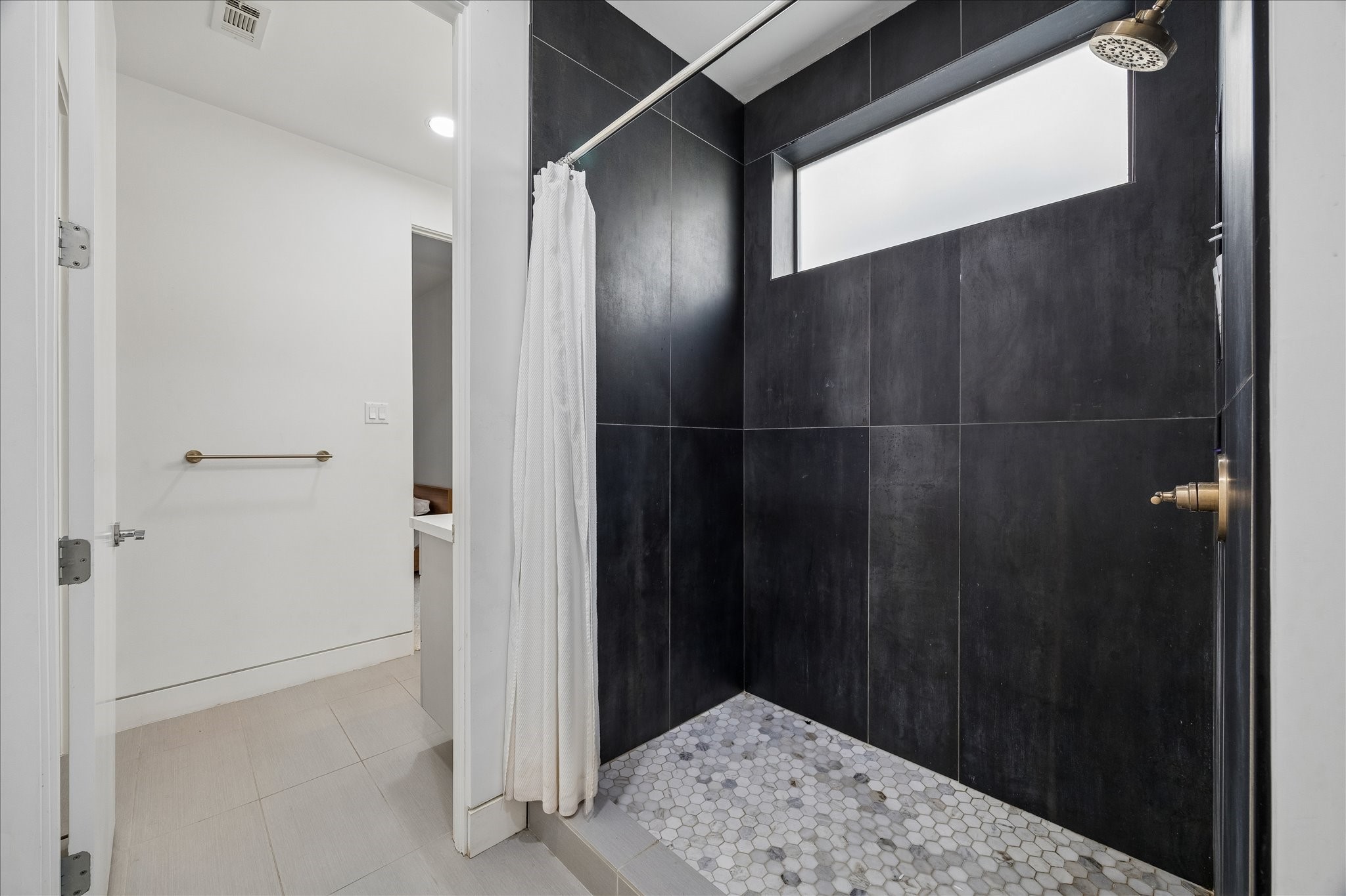 2014 Park Street Houston, TX 77019 - Photo 28 of 40 Updated tile shower in the jack and jill bath. Stunning!