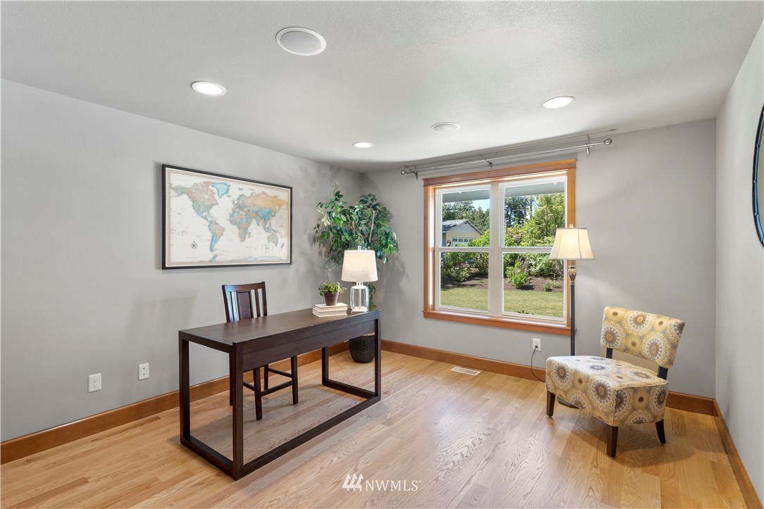 5 Winesap Road Bothell, WA 98012 - Photo 13 of 25 a living room with furniture and a window