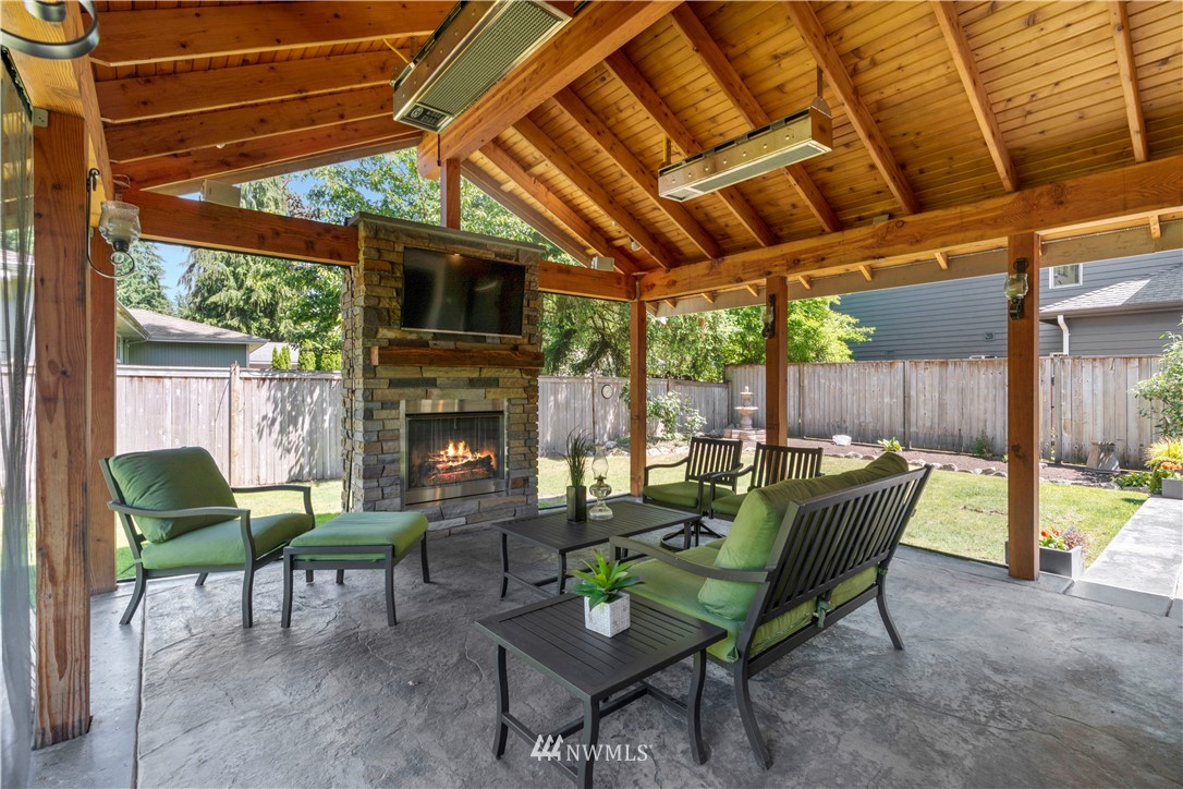 5 Winesap Road Bothell, WA 98012 - Photo 22 of 25 a view of a chairs and table in patio with a backyard