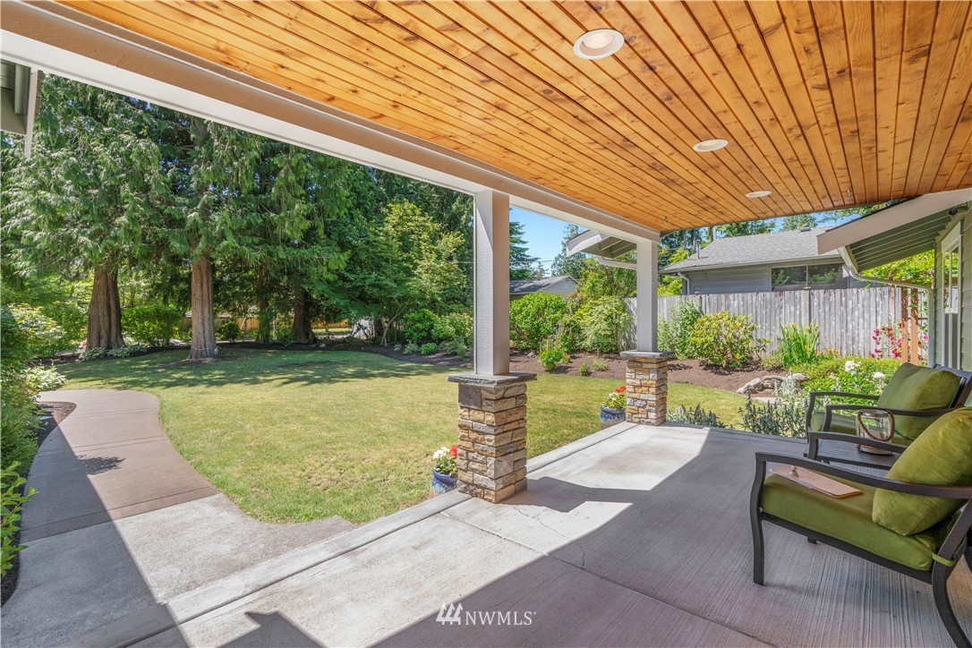 5 Winesap Road Bothell, WA 98012 - Photo 4 of 25 a view of a patio with couches plants and large trees