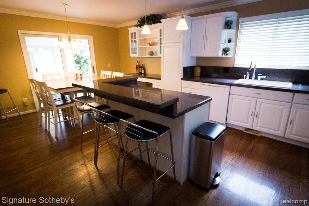 839 Stanford Circle Rochester, MI 48309 - Photo 8 of 48 Stradford Circle (14 of 50).jpg
