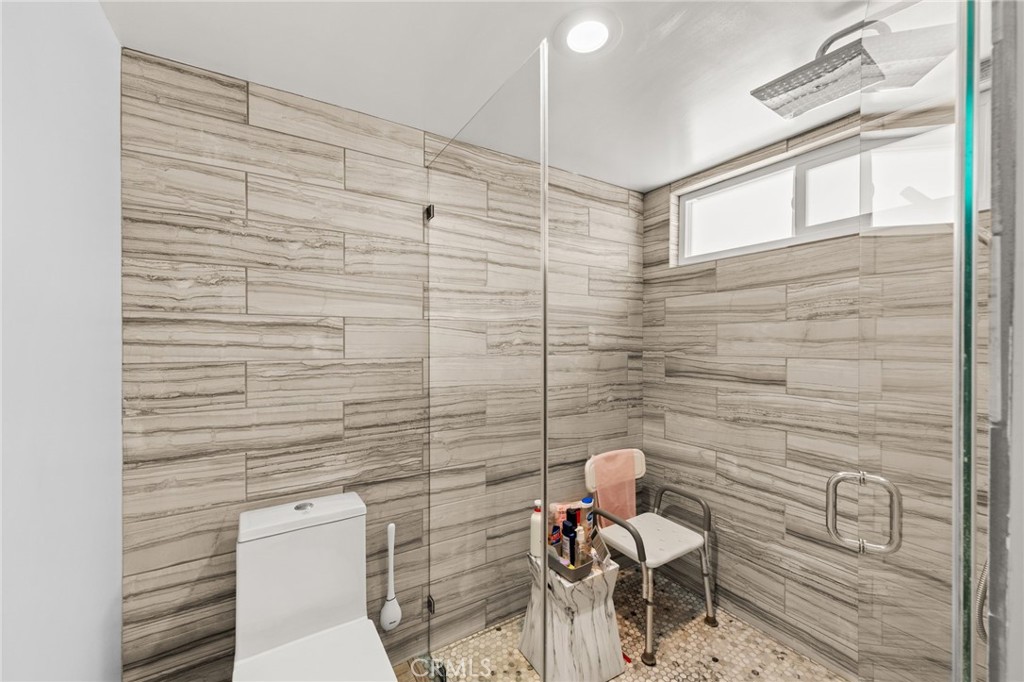 8601 Links Road Buena Park, CA 90621 - Photo 37 of 75 Hallway Bathroom With Oversized Shower